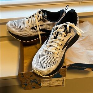 NEW! Brooks Revel 5 Women's Athletic Shoes - White and Black size 7.